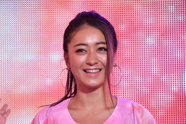 池田美優、“腹筋チラ見せポーズ”に大照れ……若槻千夏からは「いやらしいですね」とツッコミも 画像