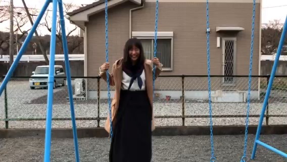 大友花恋、無邪気にブランコを楽しむ姿に「可愛い！」「癒しパワーもらえたよ！」 画像