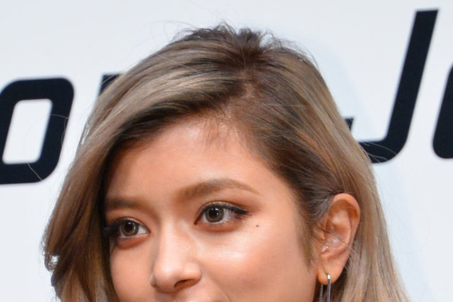ローラ、イメージガラリなカーリーヘア披露! 画像