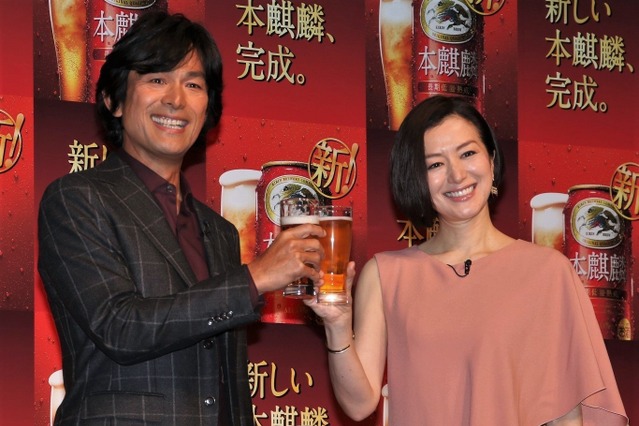 江口洋介と鈴木京香「桜の季節を楽しんで!」……CM発表会で仲良く“乾杯” 画像