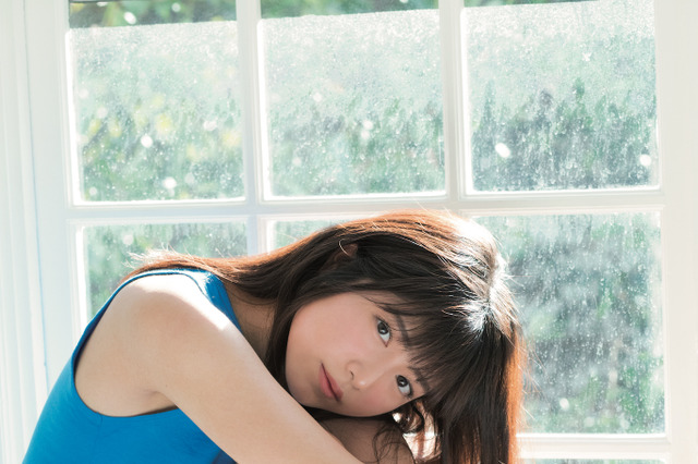 吉田莉桜が貴重な制服姿と水着姿を披露! 画像