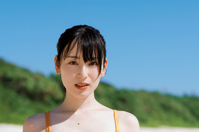 宮下かな子、沖縄で初々しい水着グラビア披露！ 画像