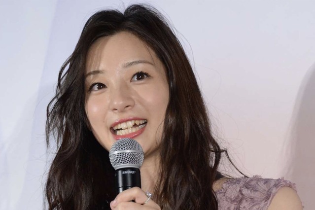 「制服です……笑」足立梨花、キュートなセーラー服姿を披露! 画像