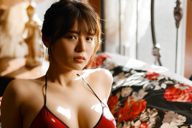 しっとりセクシーな赤ビキニ姿披露！井口綾子、デジタル写真集が発売 画像