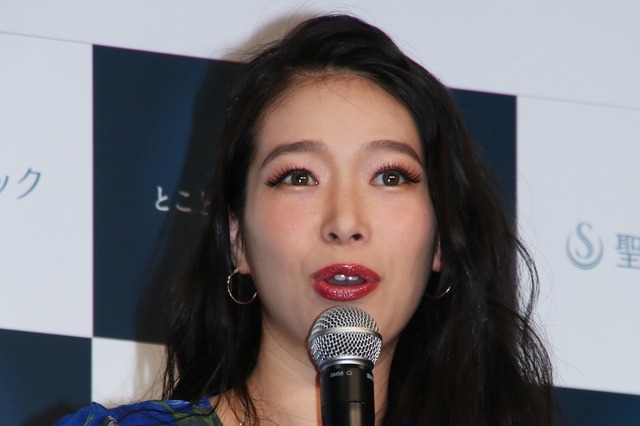 紅蘭、出産後初の公の場で「幸せです。毎日子どものにおいをかいでいます!」 画像