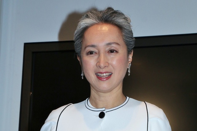 近藤サト、自身初の著書を発売!「グレイヘアは3年前から密かにやっていた」 画像