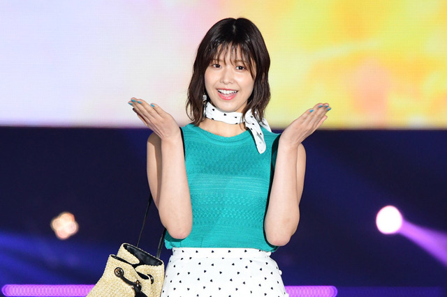 欅坂46・渡邉理佐が笑顔で投げキッス!小林由依はピンクコーデがキュート【GirlsAward 2019】 画像