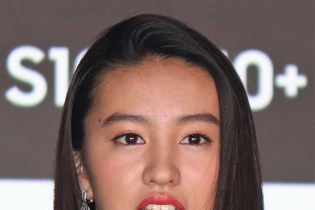 Kokiがミニドレスで美脚を披露、CM撮影では「何回も滑ってしまった」 画像