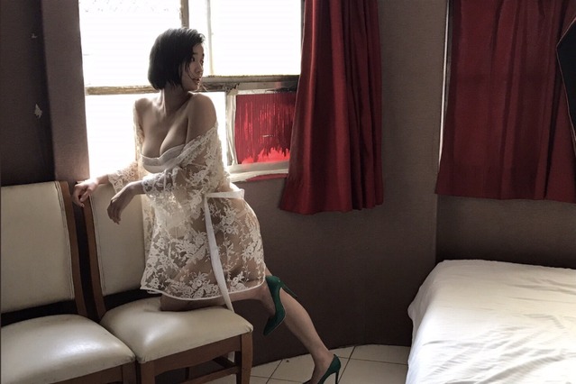 出口亜梨沙、しっとり色気たっぷりな姿見せる！写真集オフショット公開 画像