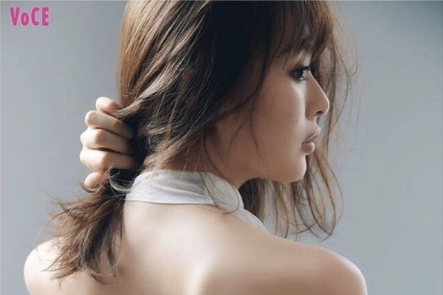内田理央の美背中ショットに見とれるファン続出! 画像