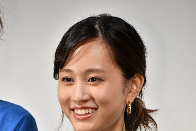 膝を負傷の前田敦子がエレガントなスタイルで元気に登壇「ご迷惑をお掛けしました」 画像