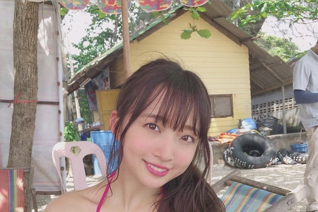 スパガ渡邉幸愛、美谷間セクシーな水着オフショット公開！ 画像