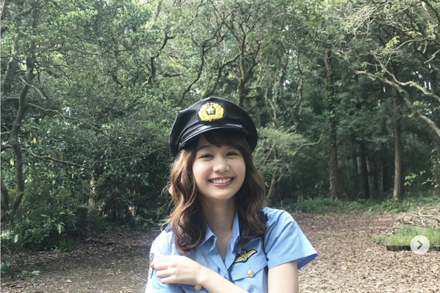 高田秋、CMでポリス役！キュートなミニスカ制服姿を披露！ 画像
