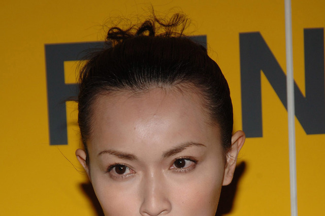 大人の色気に思わずドキッ！長谷川京子がベッドの上で…… 画像