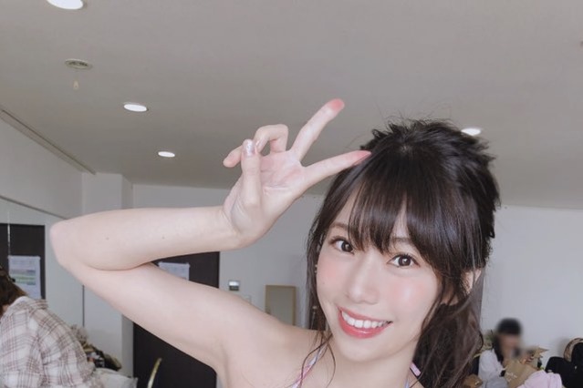 鈴木ふみ奈、29歳誕生日にセクシー谷間ショット公開! 画像