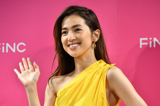 中村アン、「肩出し」＆「美脚チラ見せ」の“女神スタイル”で報道陣を魅了 画像