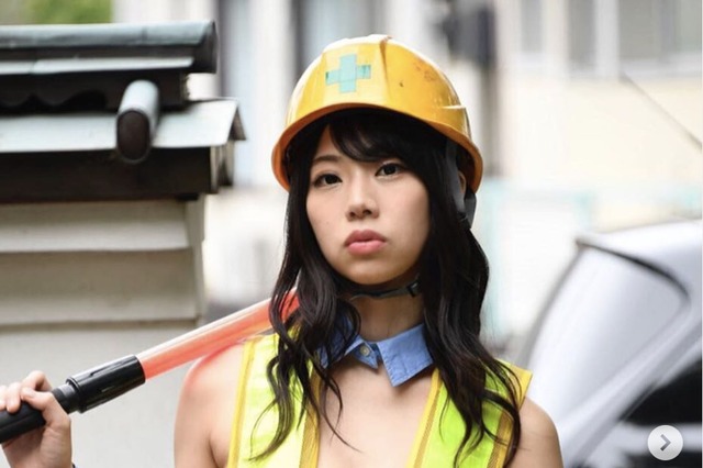 鈴木ふみ奈、異色の「工事現場のガードマン」グラビアにファン興奮! 画像