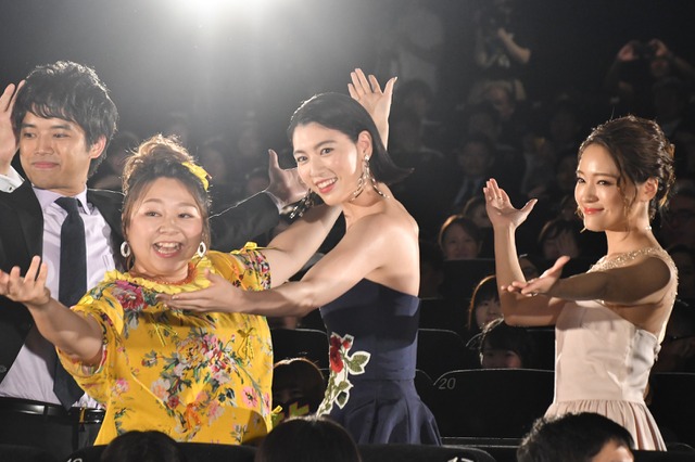 三吉彩花、胸元＆背中を大胆露出のドレス姿で“「狙いうち」ダンス”を披露 画像