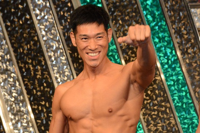 レイザーラモンHGの妻、宮迫・亮の会見に涙……夫に「ずっと吉本にいなきゃいけないの?」 画像