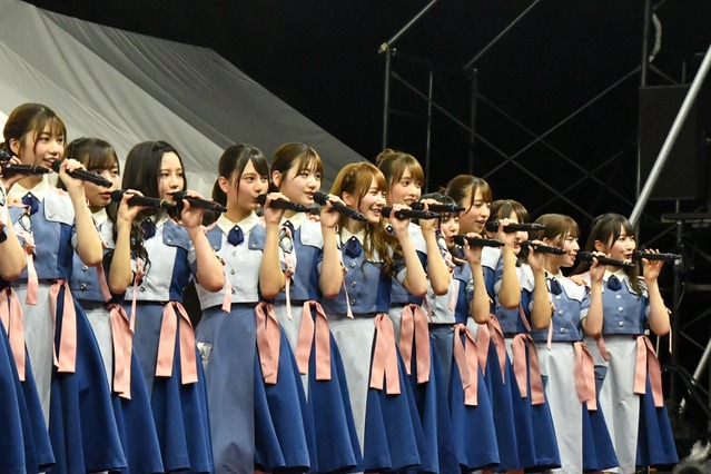 日向坂46がTIFの野外ステージで勢いを見せつけるパフォーマンス、新曲初披露も 画像