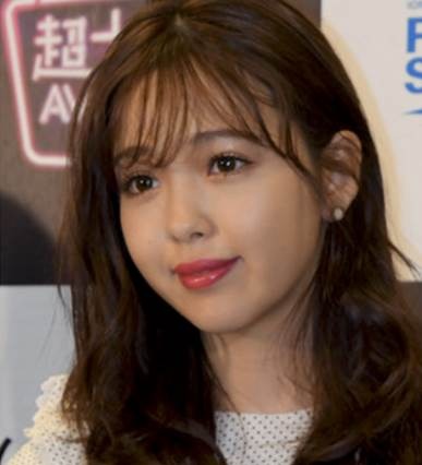 ファン大興奮!藤田ニコルがジーンズを下げヒップラインを…… 画像