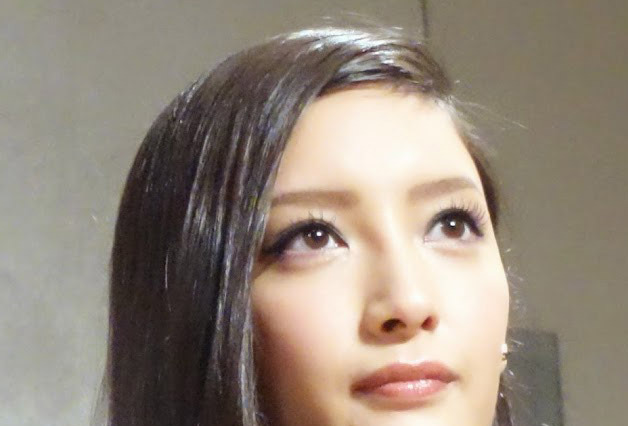 菜々緒、水着姿でシャワー浴びるセクシー動画公開! 画像