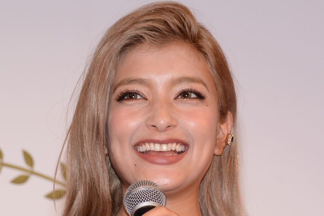 ローラ、ゴージャス衣装で胸元チラリ！ 画像