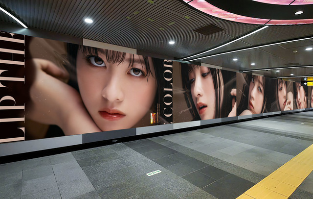 橋本環奈が渋谷駅に登場!ドアップ巨大ポスターが30メートルにわたって掲出 画像