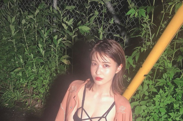岸明日香、セクシー水着姿で谷間強調!オフショットを公開 画像