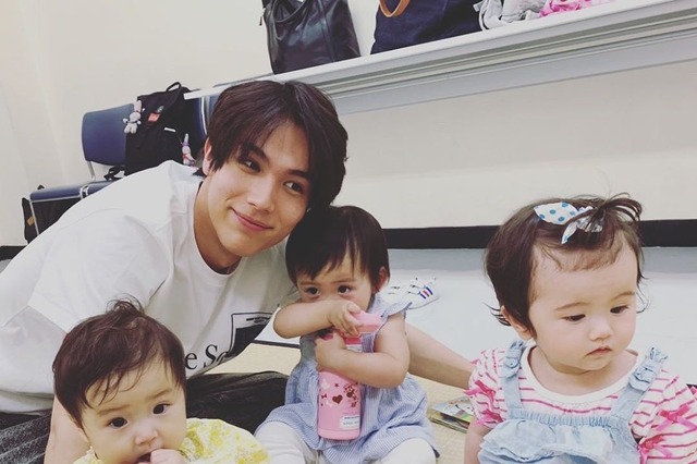 中川大志、赤ちゃんたちとの「パパ練習」中ショット公開！癒されるファン続出 画像