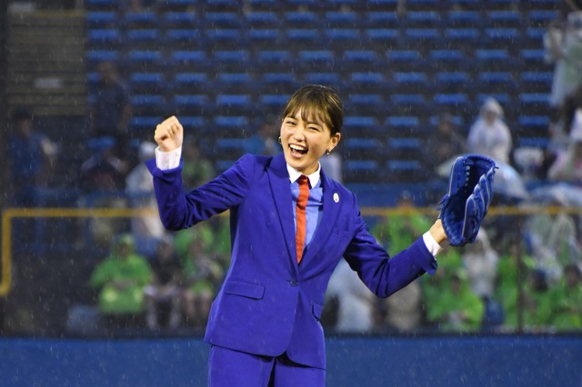 川口春奈がスーツ姿で始球式、ナイスピッチングで“リベンジ”達成！ 画像