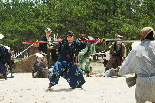 高橋一生、星野源主演作で“巨大な槍”を振り回す迫力の立ち回りを披露！ 画像