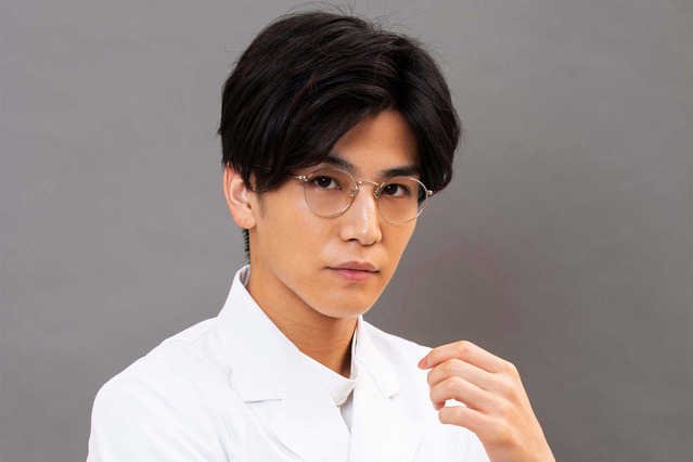 医師役に初挑戦の岩田剛典、”白衣にメガネ”姿を披露し「新鮮な気持ち」 画像