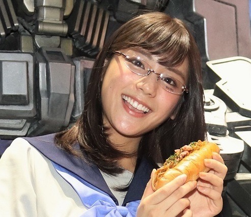 『ZIP!』お天気アナ・貴島明日香のJKコスプレショットが好評!「現役感ある」「違う人みたい」 画像