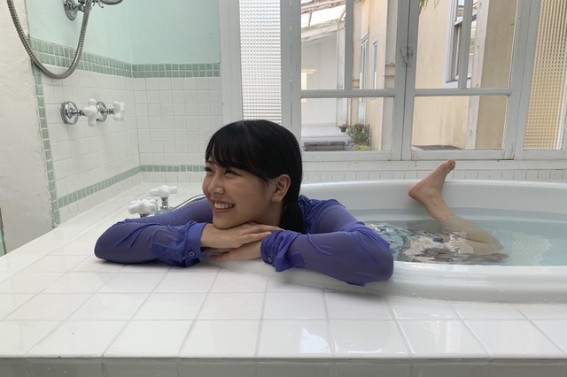 MNB48白間美瑠、洋服のままバスタブへ!セクシーショット公開 画像
