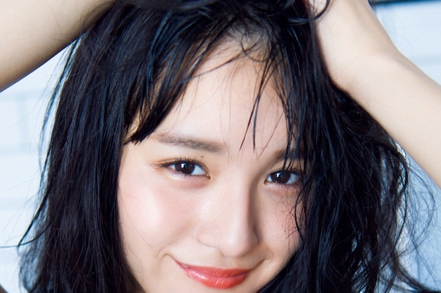 浅川梨奈、迫力のボディで魅了！『スピリッツ』表紙に登場 画像