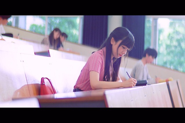 日向坂46、「ママのドレス」MV解禁!大学生設定のソロシーンも! 画像
