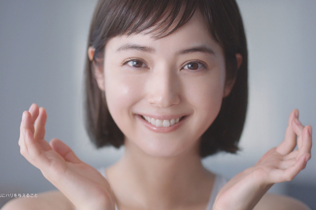 佐々木希、新CMでプルプル肌！メイキングではお茶目な表情も 画像