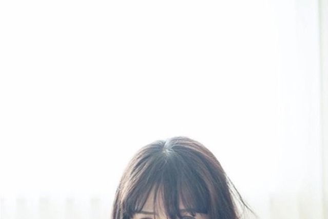 表情と豊満なバストにドキッ！浅川梨奈、写真集のお気に入りカットを公開 画像