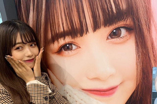 Kirari、ポスターに写る自分と2ショット！Wで「かわいすぎる」の声 画像