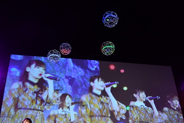 日向坂46がライブでドローンとコラボ！齊藤京子はドローンにラーメンの出前を期待！？ 画像