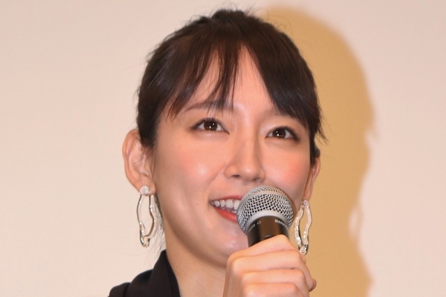 吉岡里帆の魅力が凝縮!カレンダーの一部カット公開! 画像