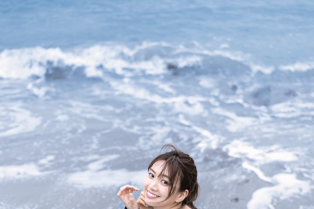 “あざとかわいい”と話題の源藤アンリ、美背中を大胆披露!週刊誌初水着グラビアで登場 画像
