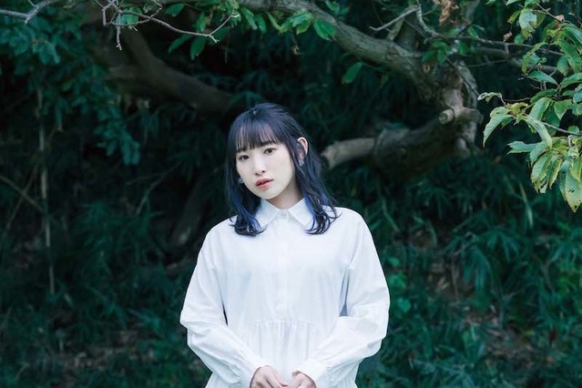 南條愛乃、白ワンピース姿でノスタルジックな雰囲気！ 画像