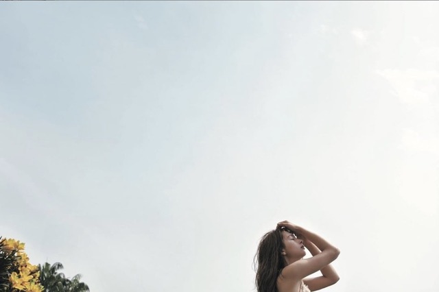 Niki、ボディライン際立つシースルーのセクシーショット公開! 画像