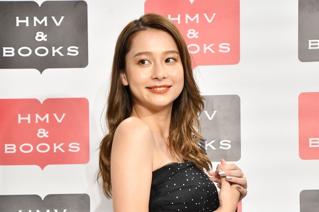 Niki、大胆露出の2nd写真集をリリース「ヒップアップをトレーニング」 画像