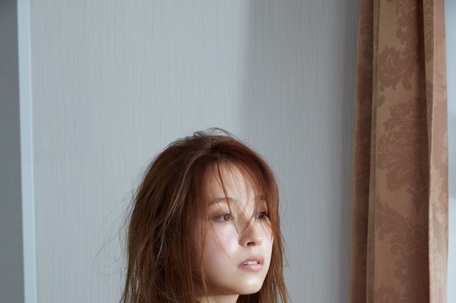 元乃木坂46・衛藤美彩、最新フォトブックからセクシーな「肌見せ」カット解禁 画像