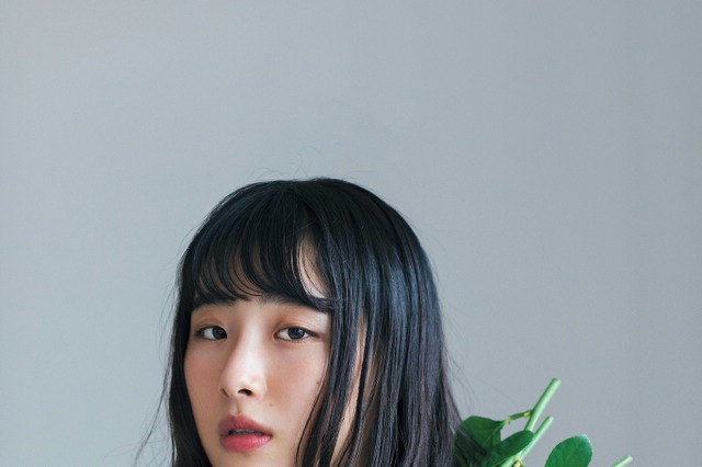 大間乃トーコ、Hカップの迫力ボディで表紙＆インタビューに登場！「ワンピースのボタンが飛んじゃう」!?　 画像