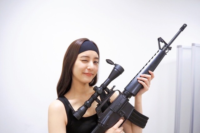 新木優子が“ランボー風”タンクトップ姿で狙い撃ち！銃を手にしたショットに「かっこいい」の声！ 画像