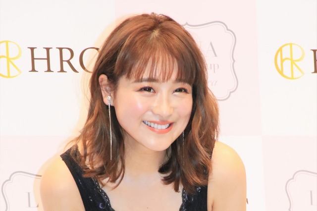 鈴木奈々、胸が2サイズアップし大興奮！“谷間見せ”の初グラビアポーズに大照れ！ 画像